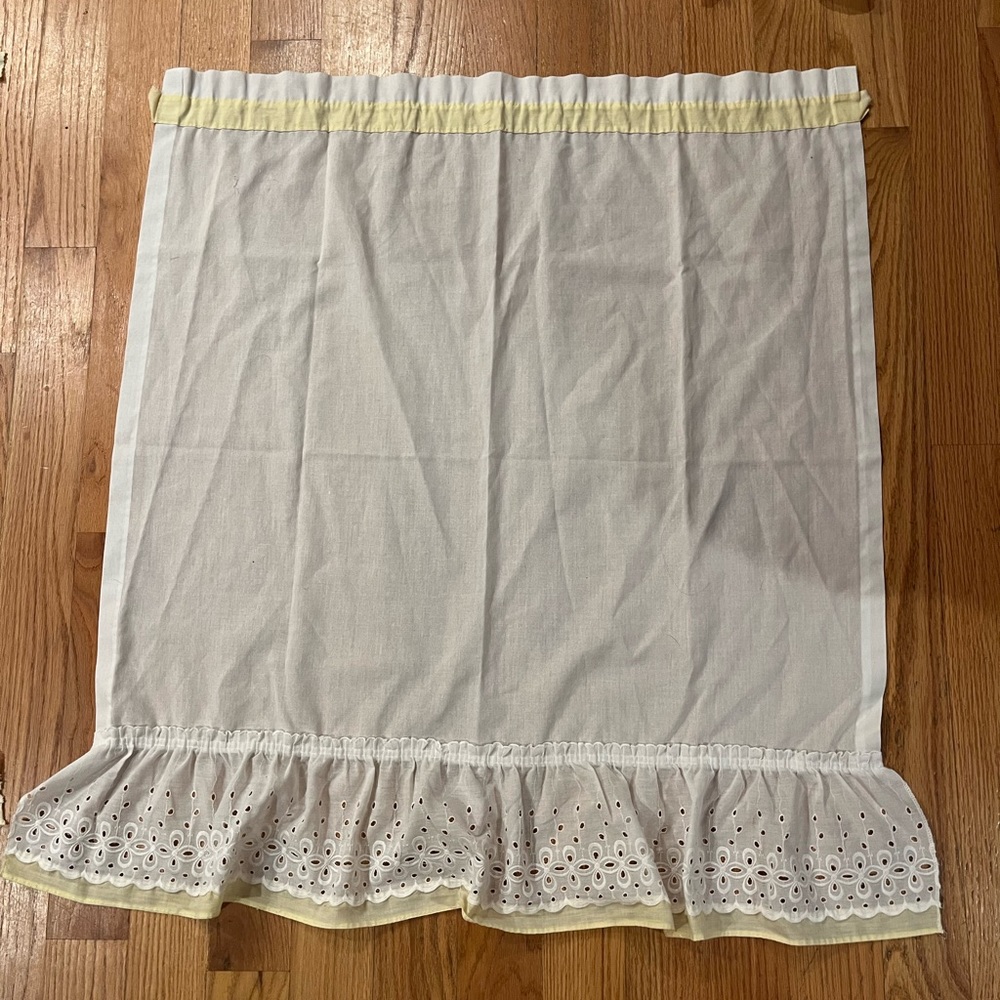 Vintage white ruffled eyelet curtains w pale yellow trim - Picture 9 of 16